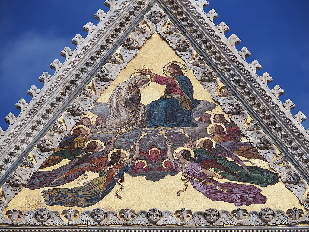 Cuspide centrale della facciata superiore del duomo di Siena con L’Incoronazione della Vergine
