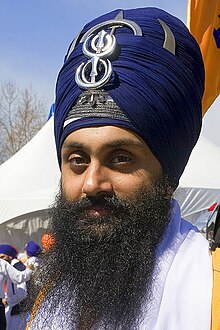 Sikh wearing a Dumalla Sikh triditional turban Dumalla.jpg