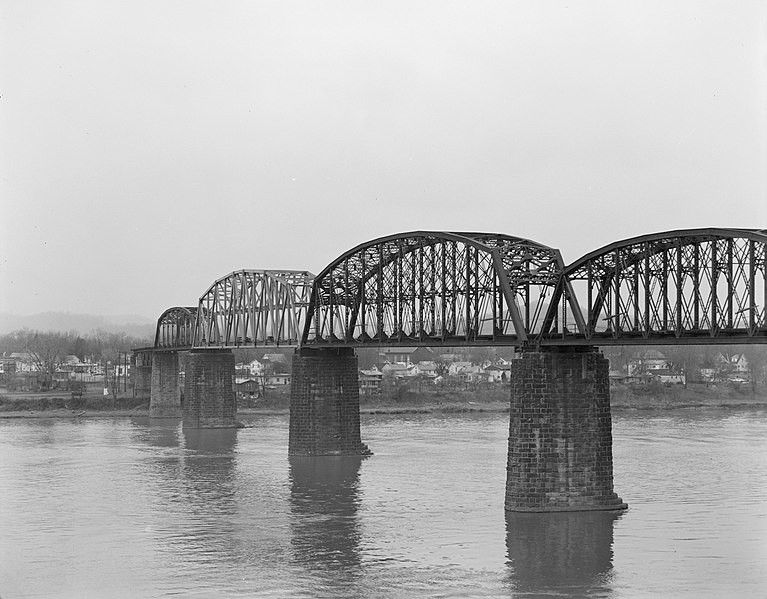 File:Sixth Street Railroad Bridge.jpg