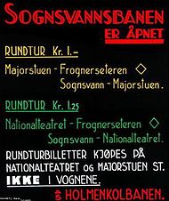 en sort plakat signert A/S Holmenkolbanen hvor det står «Sognsvannsbanen er åpnet» øverst i tykk rød font. Informasjon om priser står i gult, grønt og hvitt.