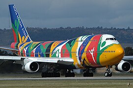 South African Airways B747-300 (ZS-SAJ) at Perth Airport (1).jpg