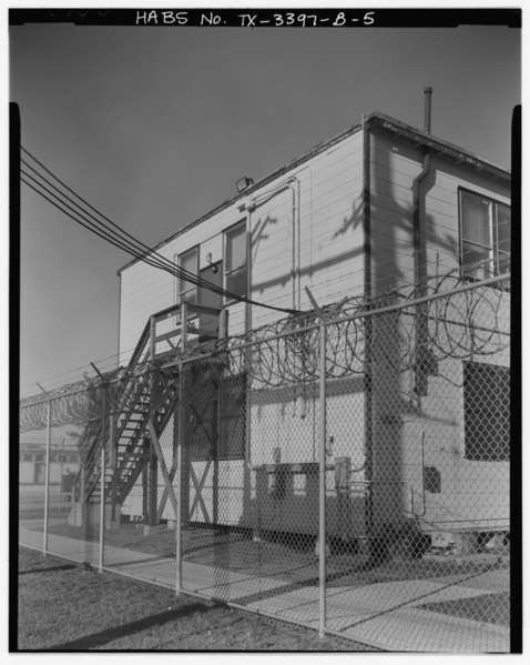 File:Southeast side of Building 1009, (enlisted waves' barracks), looking west - Naval Air Station Chase Field, Building 1009, Essex Street, .68 mile South-southeast of HABS TEX,13-BEEVI.V,1B-5.tif