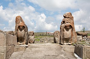 Sphinx Gate, Alaca Höyük 02.jpg