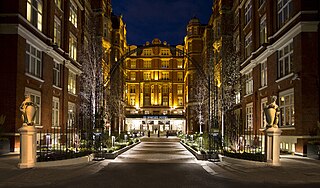 <span class="mw-page-title-main">St. Ermin's Hotel</span> Hotel in London