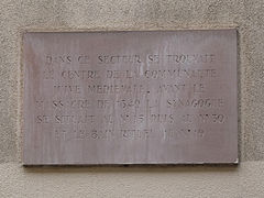 Plaque rappelant la présence de la communauté juive au Moyen Âge.