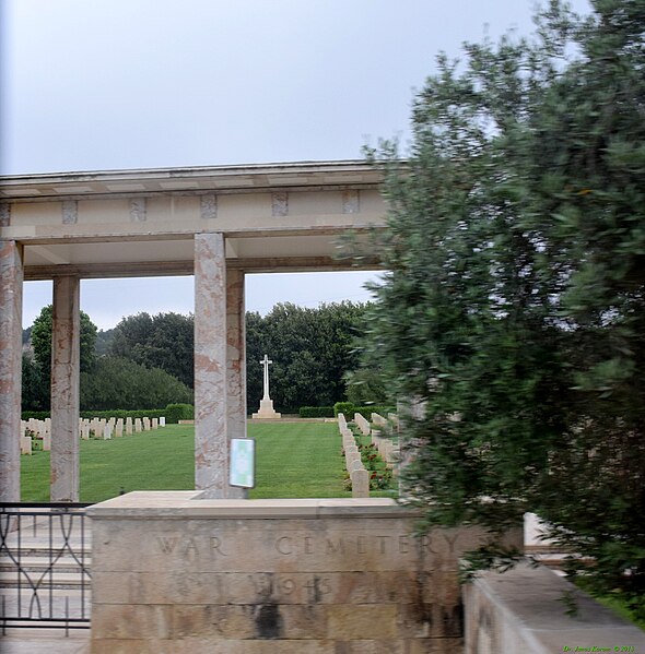 File:Syracuse British War Cemetery of World War II (4).jpg