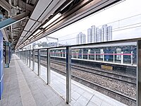 已加设月台玻璃栏杆的东铁线月台已停用登车范围（2023年3月）