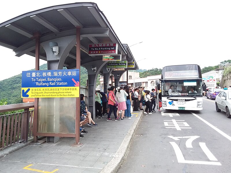 File:Taipei Bus KKA-8165 at Jiufen Old Street bus shelter 20190812a.jpg