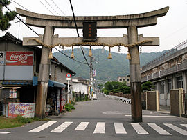高安松の馬場 （東高野街道から玉祖神社参道の入口。右は高安中学校）