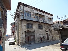 Дом в старом городе из тесанного камня