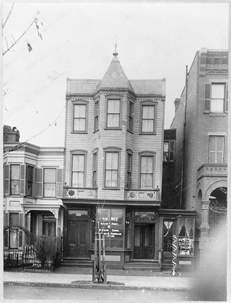 File:The " Bee", a Negro business place, Washington, D.C LCCN2001705859.jpg