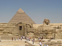 Touristen am Pyramidenkomplex von Khafre in der Nähe der Großen Sphinx von Gizeh