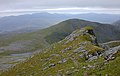 Der Ostgrat des Sgùrr nan Clach Geala, Blick zum nördlich benachbarten Càrn na Crìche, einem Vorgipfel des Sgùrr Mòr