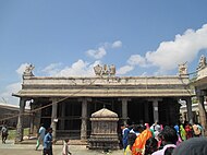 Mandapa voor de ingang van de tempel
