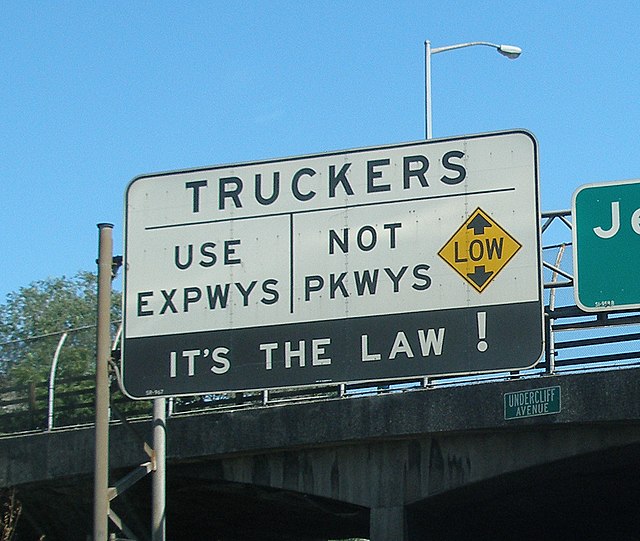 Sign informing truckers it is illegal to use a parkway in New York City.