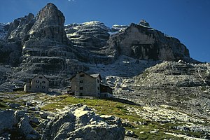 Die Hütten auf dem Tuckettjoch. Links das S.A.T.-Haus, rechts die von der Sektion Berlin errichtete Hütte