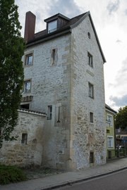 Turm III (mit südlichem Anbau) Herrenplatz 2 mit Inschriftentafel zum Baubeginn