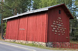 Tuusniemen kotiseutumuseo sijaitsee Tuusniemen kirkon ja kunnantalon naapurina.