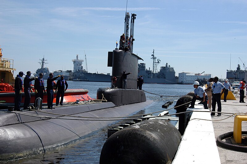 File:US Navy 050330-N-0507C-003 Crew members assigned to USS Underwood (FFG 36) assist the crew of the Colombian Navy submarine Pijao (SO 28) to pull in on board Naval Station Mayport, Fla.jpg