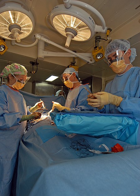 Tập_tin:US_Navy_081117-N-1512O-119_Lt._Christie_Quietmeyer_performs_hernia_repair_surgery_with_the_aid_of_Lt._Craig_Fossee_and_Hospital_Corpsman_3rd_Class_Zack_Mikesell.jpg