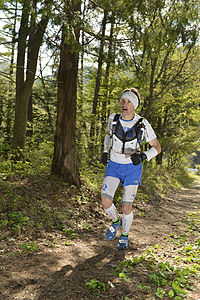 Corridore su un sentiero nel bosco.