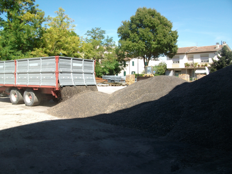 File:Unloading sunflower seeds.png