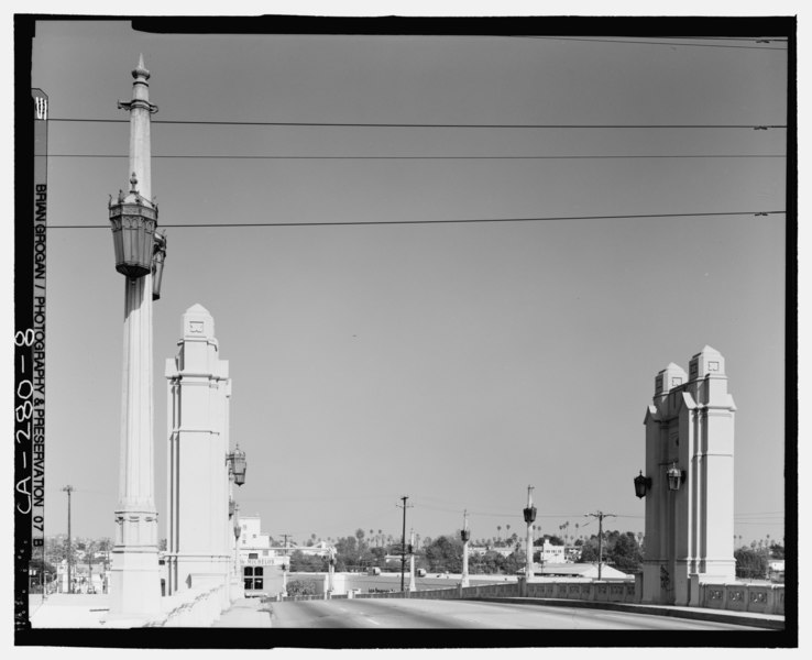 File:VIEW OF EAST END OF FOURTH STREET VIADUCT LOOKING EAST. - Fourth Street Viaduct, Spanning Los Angeles River, Los Angeles, Los Angeles County, CA HAER CA-280-8.tif