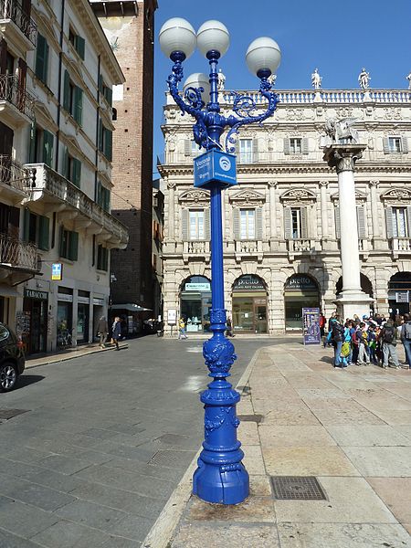 File:Verona — Piazza della Signora (blau angestrichene Straßenlampe).JPG