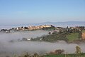Collevecchio nebbie, sullo sfondo dei monti Cimini