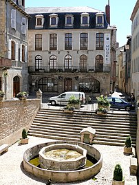 Place de la Fontaine, fontaine du Griffoul et musée Urbain-Cabrol.