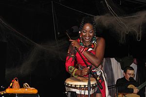 Vivalda Ndula, Luanda'daki Elinga Teatro'da canlı performans sergiliyor