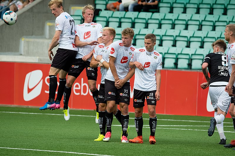 File:Wall on direct free kick, Sogndal-Rosenborg 07-15-2017.jpg