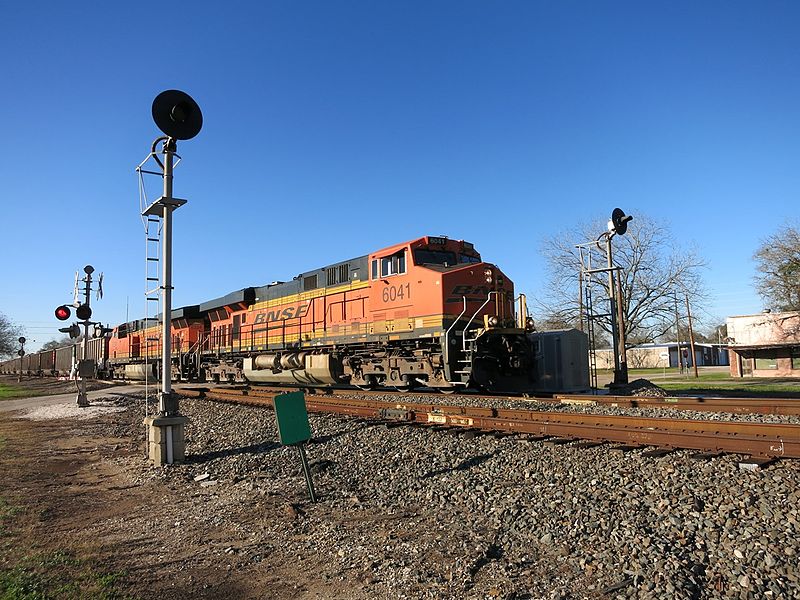 File:Wallis TX BNSF train.JPG