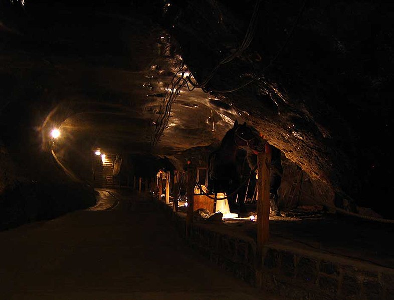 File:Wieliczka salt mine old corridor2.jpg