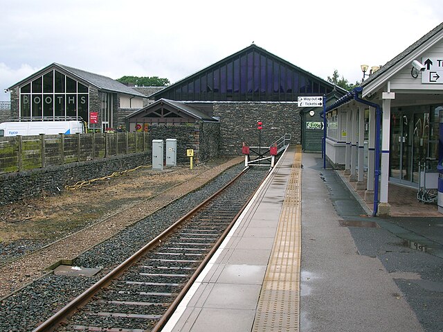 Windermere station in 2008. The Booths supermarket in the background has been designed to mimic the former trainshed and also incorporates the frontag