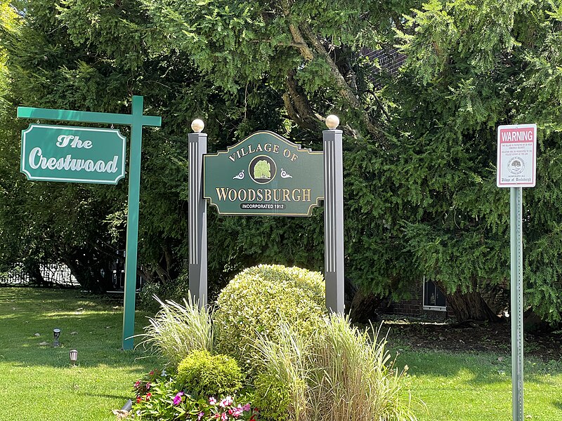 File:Woodsburgh Welcome Sign, Wodsburgh, NY August 8, 2022.jpg