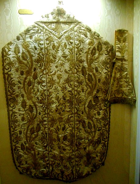 File:"Chasuble with gold embroideries" (17th century) - Museum of the church of Santa Maria del Buon Consiglio at Genazzano Frosinone (44719182354).jpg