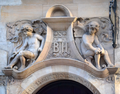 (Джон Хью) Гилберт Сил (1862–1933) - Амуры (1900), фронтон двери дома Святого Варфоломея, 92 Флит-стрит, Лондон, апрель 2013 г. (обрезано) .png