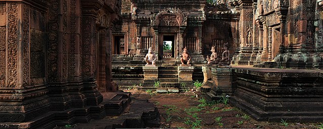 Au centre, gardiens du mandapa, accès au sanctuaire central. À dr. sanctuaire nord, à g. « bibliothèque » nord.