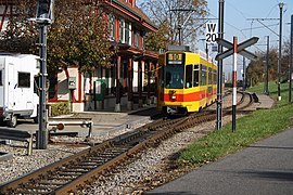 Le tramway de la ligne 10 du tramway bâlois entre en gare.