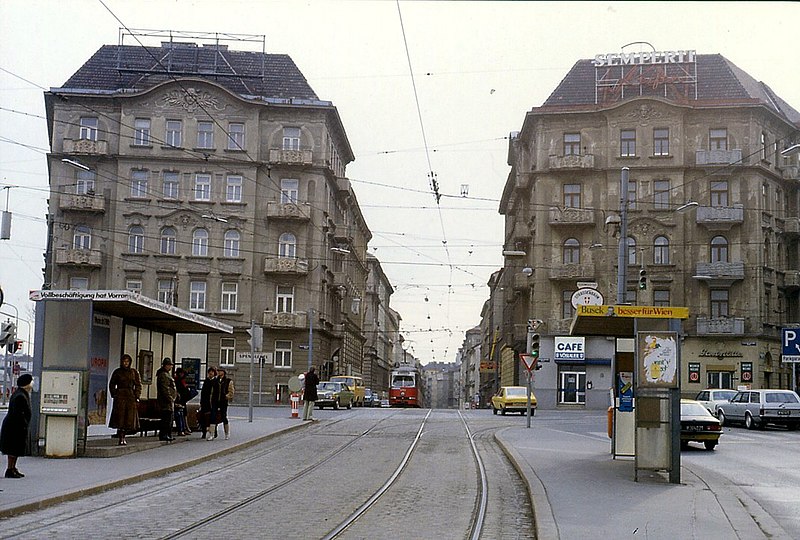 File:100L08040283 Liechtenwerderplatz, Blick Richtung Liechtensteinstrasse, Strassenbahn Linie D, Typ E1 4753.jpg