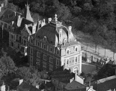 Vue aérienne des façades arrière et latérale, de la cour et de la villa Viardot (à gauche), en septembre 1920.