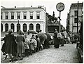 1951-09-18 Opening van de vergadering van de Staten-Generaal, velen hadden 's morgens reeds een goede plaats uitgezocht voor het Paleis Noordeinde - HGA001050444.jpg