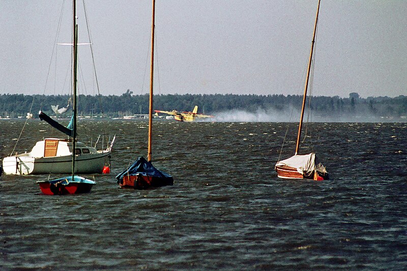 File:1975-08 Löschflugzeuge Steinhuder Meer 008.jpg