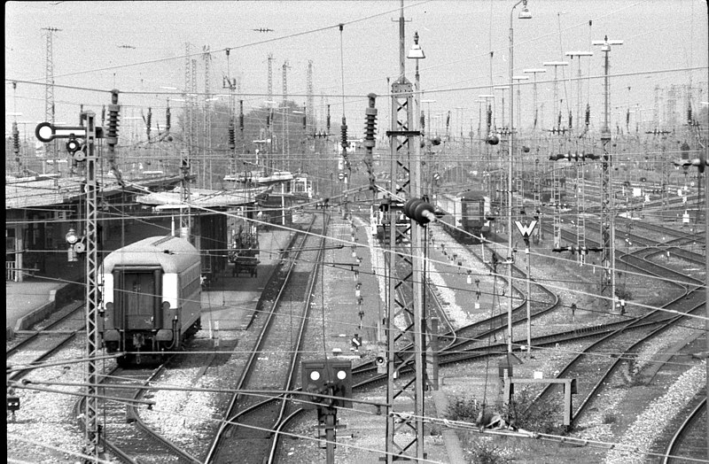 File:1986 09 10 Neg 28 OG Bhf von der Unionbruecke aus.jpg