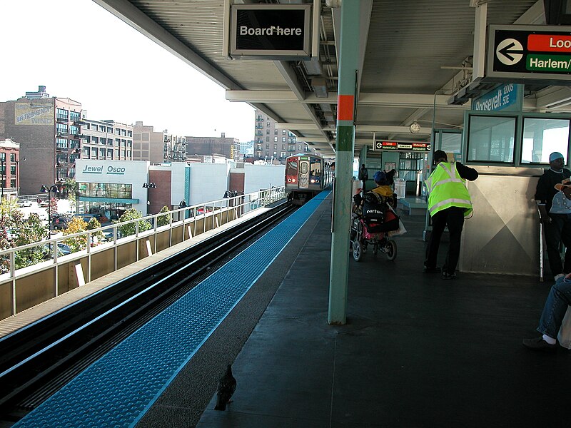 File:20041009 105 CTA L @ Roosevelt Rd..jpg