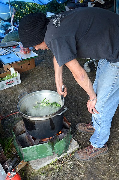 File:2014-06-02 Sudan Flüchtlinge Protest gegen Abschiebung, Weißekreuzplatz Hannover, (14) Achim von der „Volxküche“ mit Vegetarischem.jpg