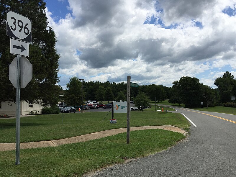 File:2017-07-07 10 57 35 View north along Virginia State Route 396 (Dickinson Road) at U.S. Route 522 and Virginia State Route 6 (River Road) in Goochland, Goochland County, Virginia.jpg