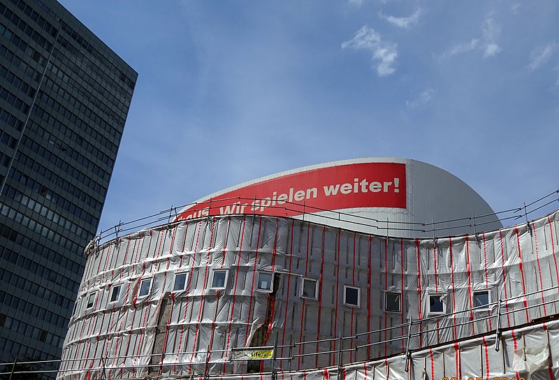 File:2019-05-23, Düsseldorf Schauspielhaus während der Sanierung, links das Dreischeibenhaus.jpg