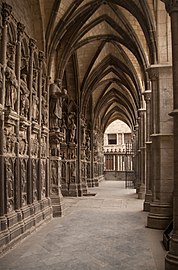 Intérieur de la galerie-porche de la façade ouest de la cathédrale de Tournai, Belgique.